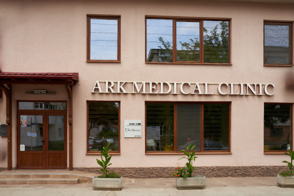 Ark Medical Clinic building facade in Călărași